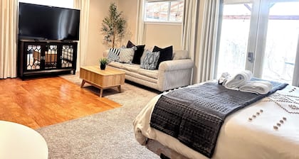 King Bed Guest Studio w/covered parking, private patio, Kitchenette,