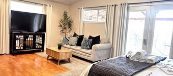King Bed Guest Studio w/covered parking, private patio, Kitchenette,