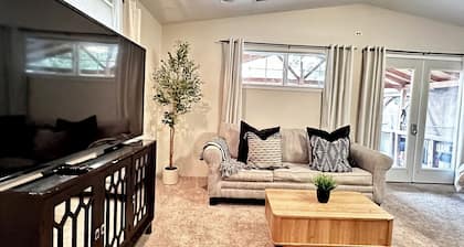 King Bed Guest Studio w/covered parking, private patio, Kitchenette,