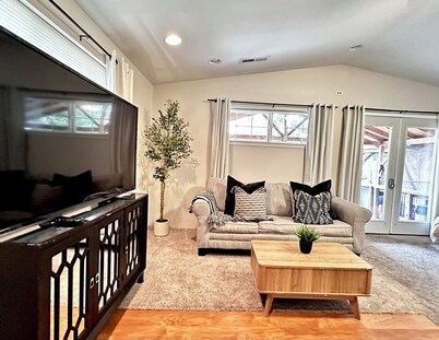 King Bed Guest Studio w/covered parking, private patio, Kitchenette,