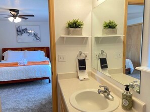 Secador de pelo y toallas