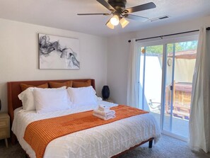 3 dormitorios, escritorio, tabla de planchar con plancha y cuna de viaje