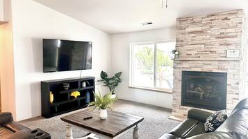 Smart TV, chimenea y oficina