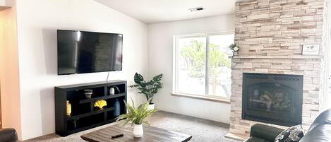 Smart-TV, Kamin, Arbeitsbereiche