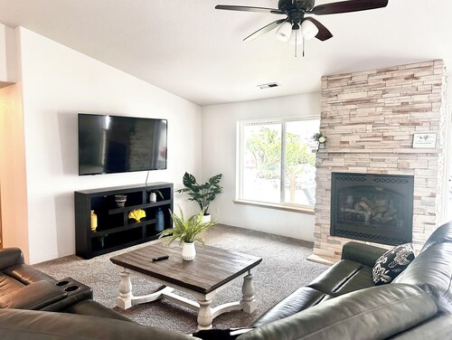 HOT TUB! Firepit - Bright Open-Near Airport & Freeway