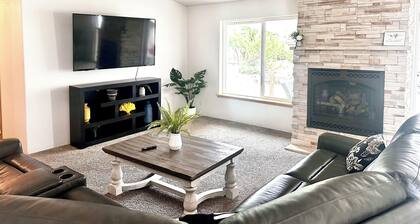 HOT TUB! Firepit - Bright Open-Near Airport & Freeway