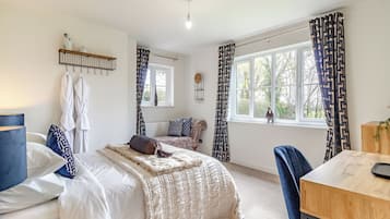 4 bedrooms, WiFi (free), bed sheets