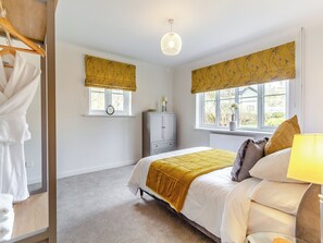 4 bedrooms, free WiFi, bed sheets - 4 bedroom accommodation in Peldon, near Colchester (Peldon, near Colchester)