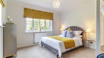 4 bedrooms, WiFi (free), bed sheets