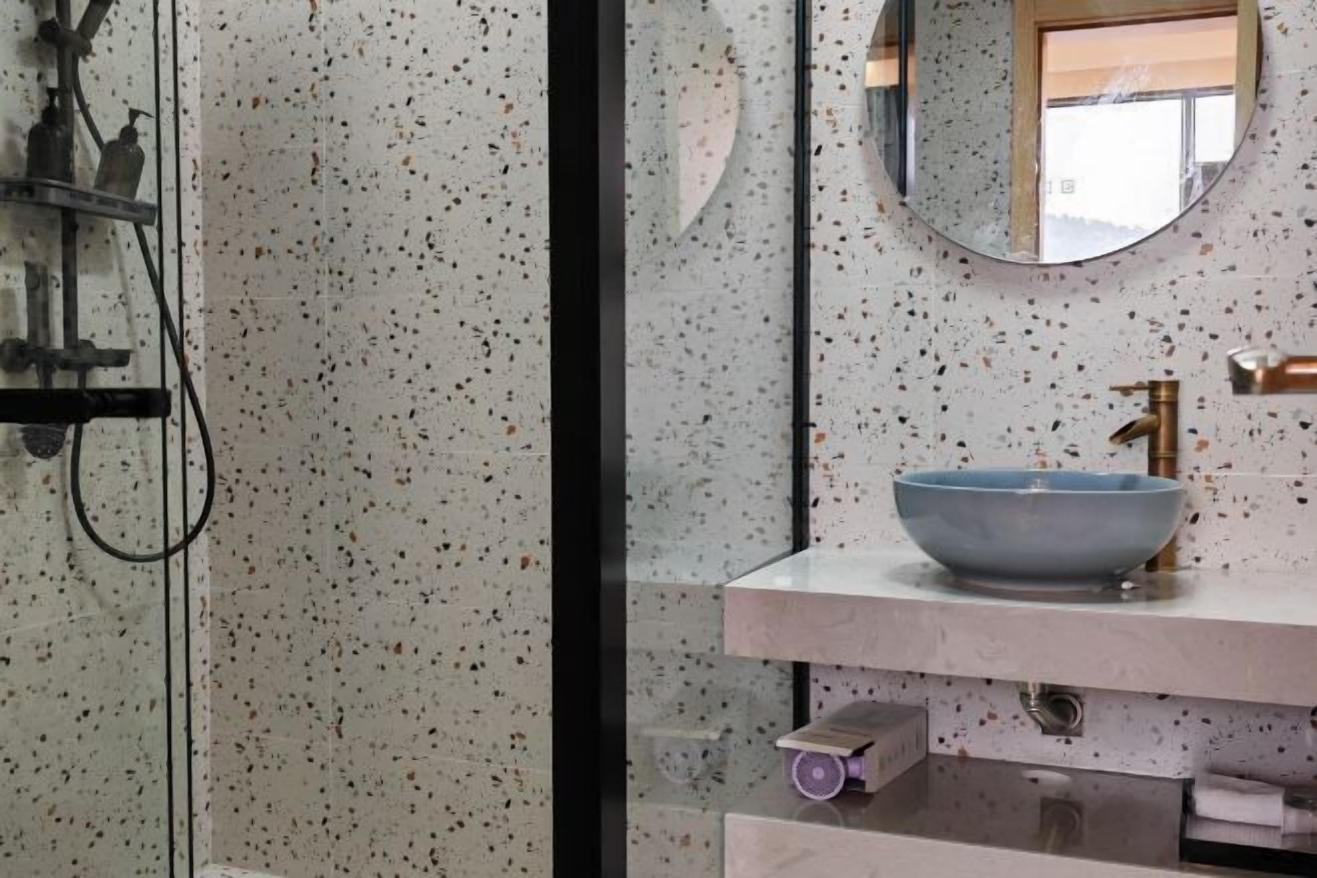 Un baño con una bañera independiente, un lavabo con pileta y un espejo.