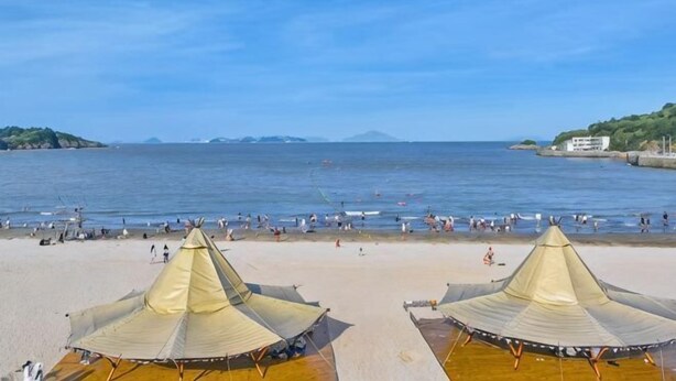 A beach with tents and a clear view of the sea. - Tinghai Guesthouse (Yuhuan)