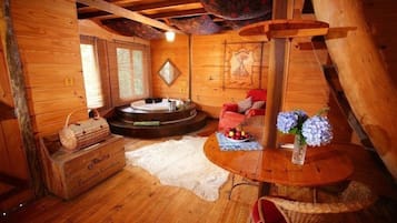 Honeymoon Cabin | Private spa tub