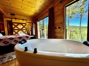 Chalet rustique présidentiel | Salle de bain | Séchoir à cheveux, serviettes fournies, savon, papier de toilette
