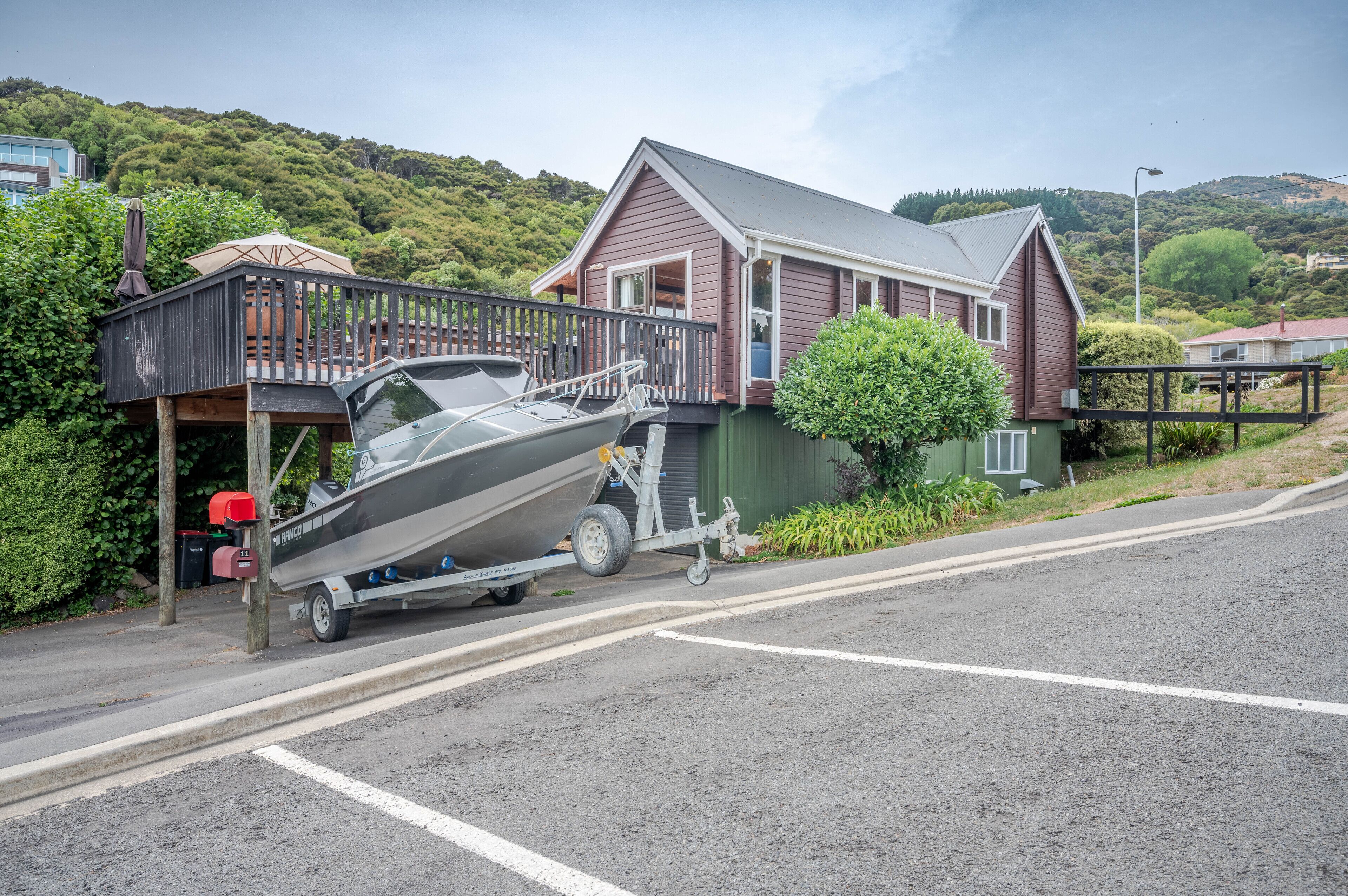 Une maison avec un quai et un bateau sur une remorque.