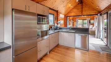 Frigorífico, microondas, lavavajillas y tostadora