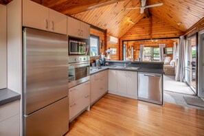 Fridge, microwave, dishwasher, toaster - Maison en Noyer - Akaroa Holiday Home (Akaroa)