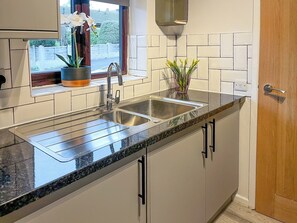 Cadeirão de bebê, talheres/pratos/utensílios de cozinha