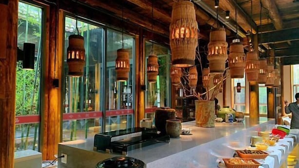 Una larga mesa de buffet con diferentes alimentos y una estación de café.