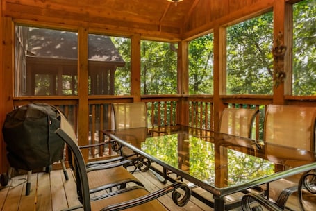 Outdoor dining. Olivia Court 10 min from silver dollar city