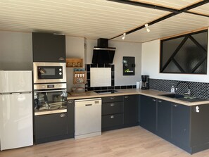 ثلاجة، ميكروويف، فرن، موقد طهي مسطح