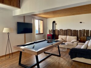TV connectée, cheminée, livres, chaîne hi-fi