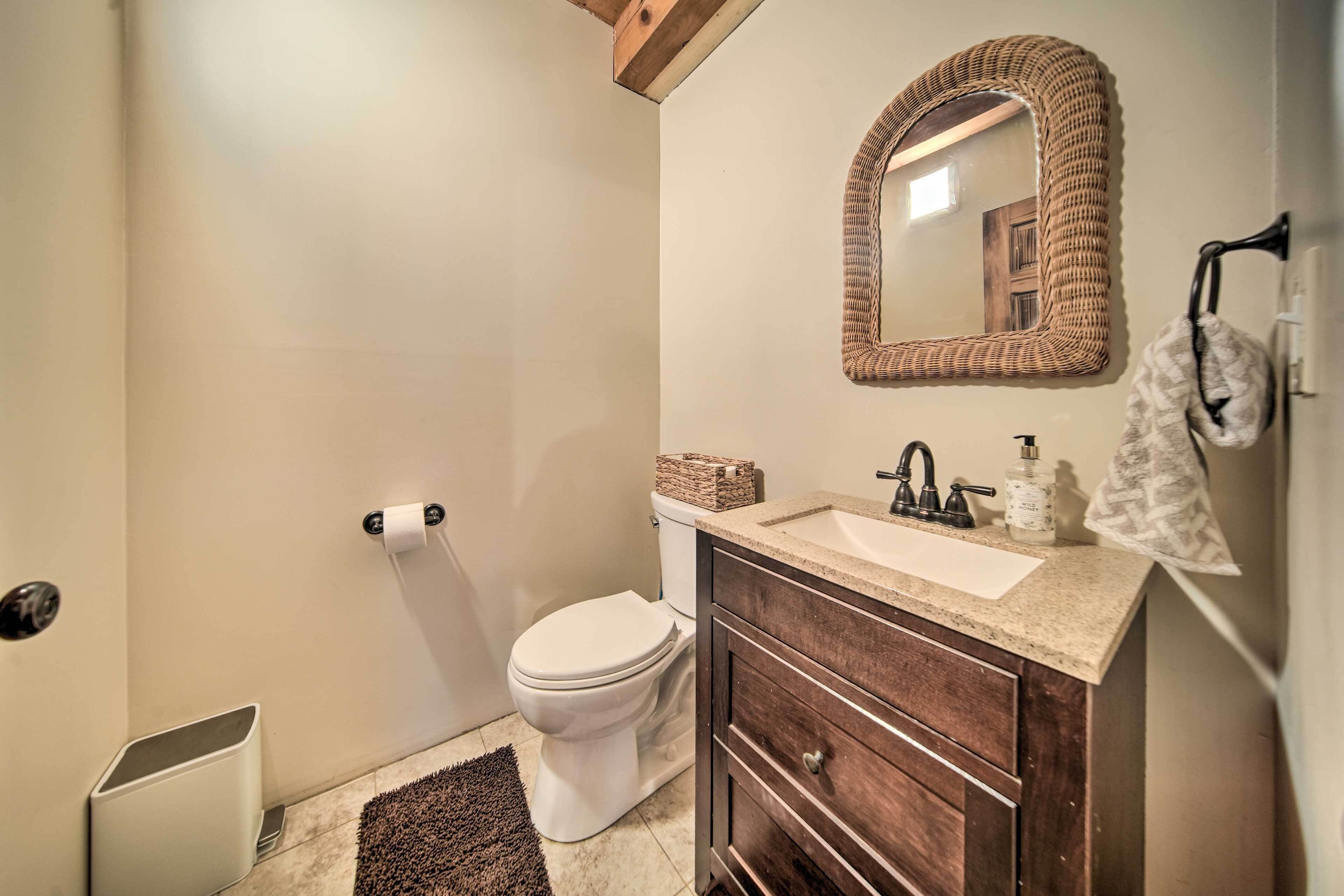 Un baño con inodoro, lavabo y espejo.
