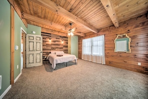 3 bedrooms, free Internet, bed sheets - Panama Cabin on 36 Acres w/ Hot Tub & Trails! (Panama)