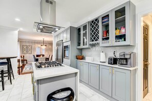Réfrigérateur, micro-ondes, plaque de cuisson, lave-vaisselle