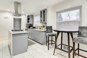 Réfrigérateur, micro-ondes, plaque de cuisson, lave-vaisselle