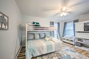 2 Schlafzimmer, Schreibtisch, Bügeleisen/Bügelbrett, Reisekinderbett