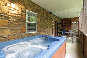 Outdoor dining - Welcome to Rustic SMAK SHAK – Your Forest View Getaway! (Burnside)