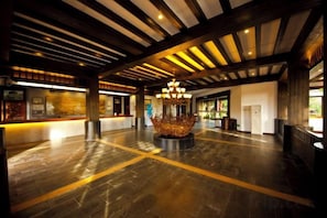 A spacious lobby with a modern chandelier, polished stone flooring, and a reception desk. - Yongtai Gening Ant Nest Egg Homestay (Yongtai)