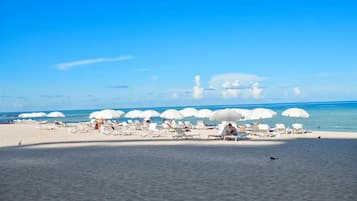 På stranden
