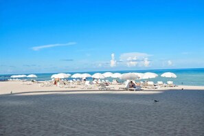 On the beach - TRUMP BEACH RESORT! Prime Location! (Sunny Isles Beach)