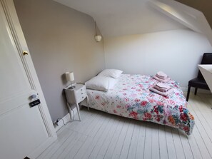 5 bedrooms, desk, iron/ironing board, travel cot