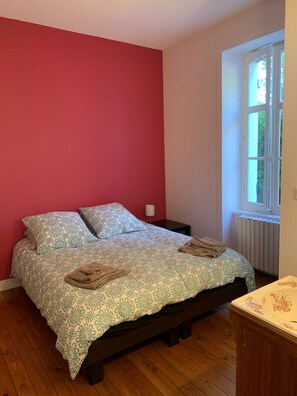 5 Schlafzimmer, Schreibtisch, Bügeleisen/Bügelbrett, Reisekinderbett