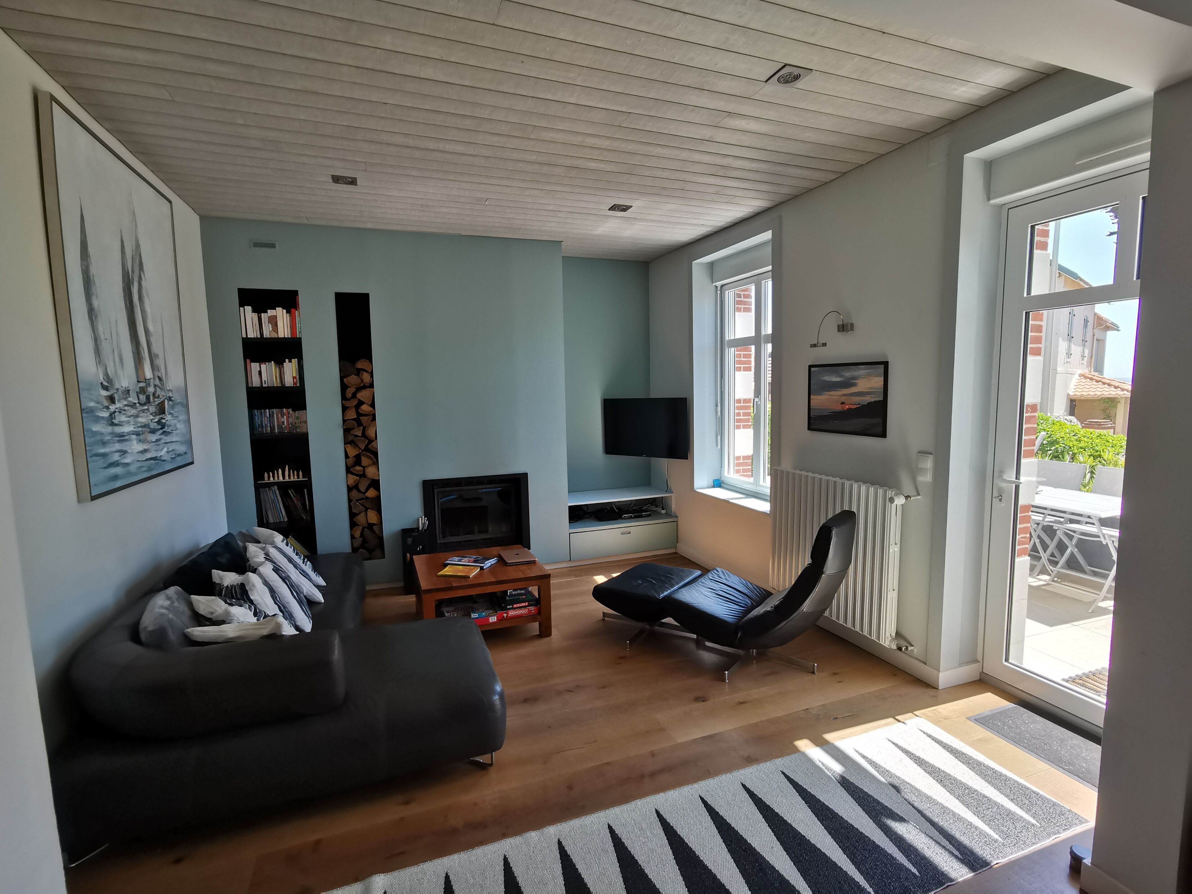 TV connectée, cheminée, lecteur de DVD, table de tennis de table