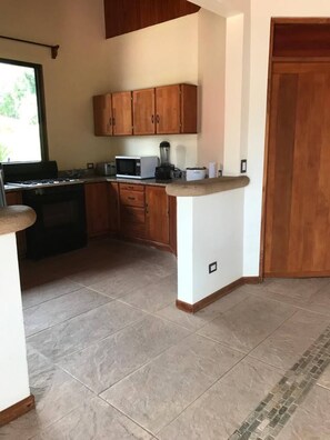 Een koelkast, een magnetron, een oven, een koffiezetapparaat/waterkoker