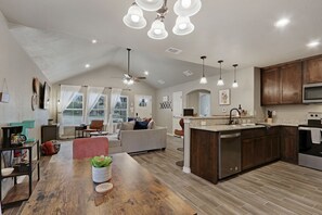 Smart TV, video games, books, stereo - Comfy Cozy Home in Canyon Lake Near Comal Park and Wedding Venues (Canyon Lake)