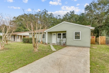 5672 Avondale Rd - Front of the house