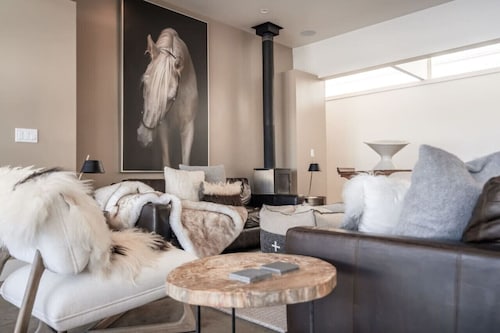 Stunning Modern Oasis within 5 minutes to Trails!
