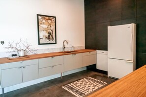 Een koelkast, een microgolfoven, een oven, een kookplaat