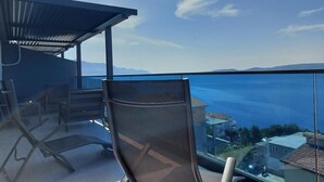 A balcony with a clear view of the sea and distant mountains. - Apartment in Lokva Rogoznica with Seaview, Terrace, Air condition, WIFI (5118-1) (Lokva Rogoznica)