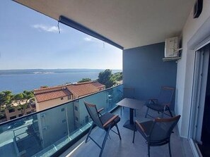 Outdoor dining - Apartment in Lokva Rogoznica with Seaview, Balcony, Air condition, WIFI (5118-3) (Lokva Rogoznica)