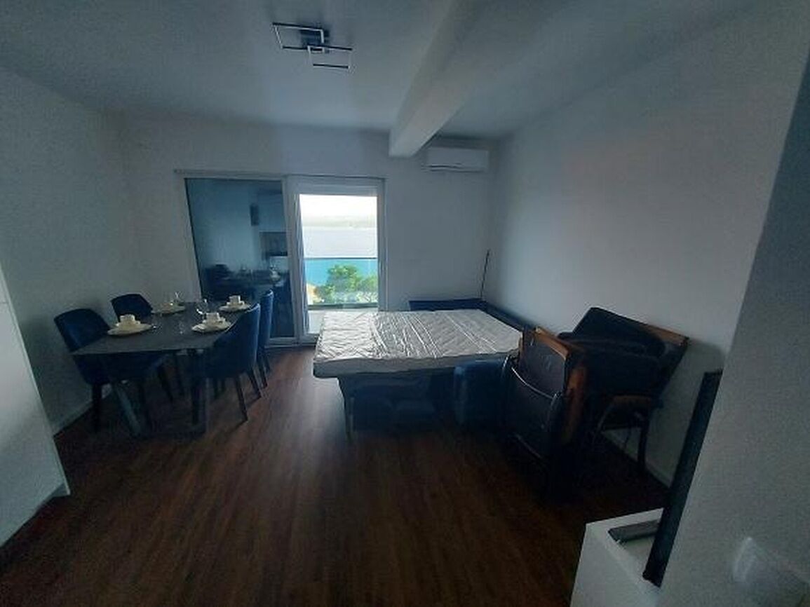 Habitación compacta con una mesa de comedor, sillas, una cama y vistas al exterior.