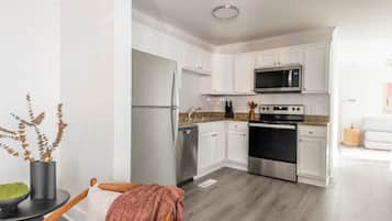 Jääkaappi, mikroaaltouuni, uuni, liesi