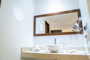 Rainfall showerhead, designer toiletries, hair dryer, towels - San Francisco Hotel Boutique (Huajuapan)