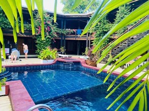 Una piscina al aire libre