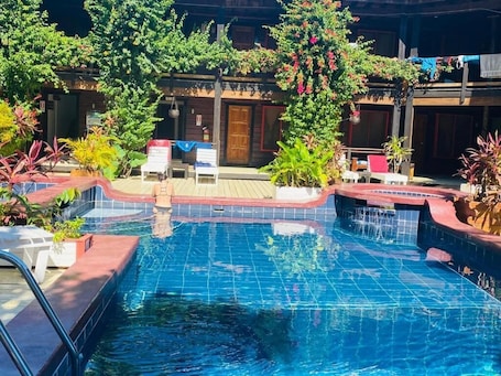 Una piscina al aire libre