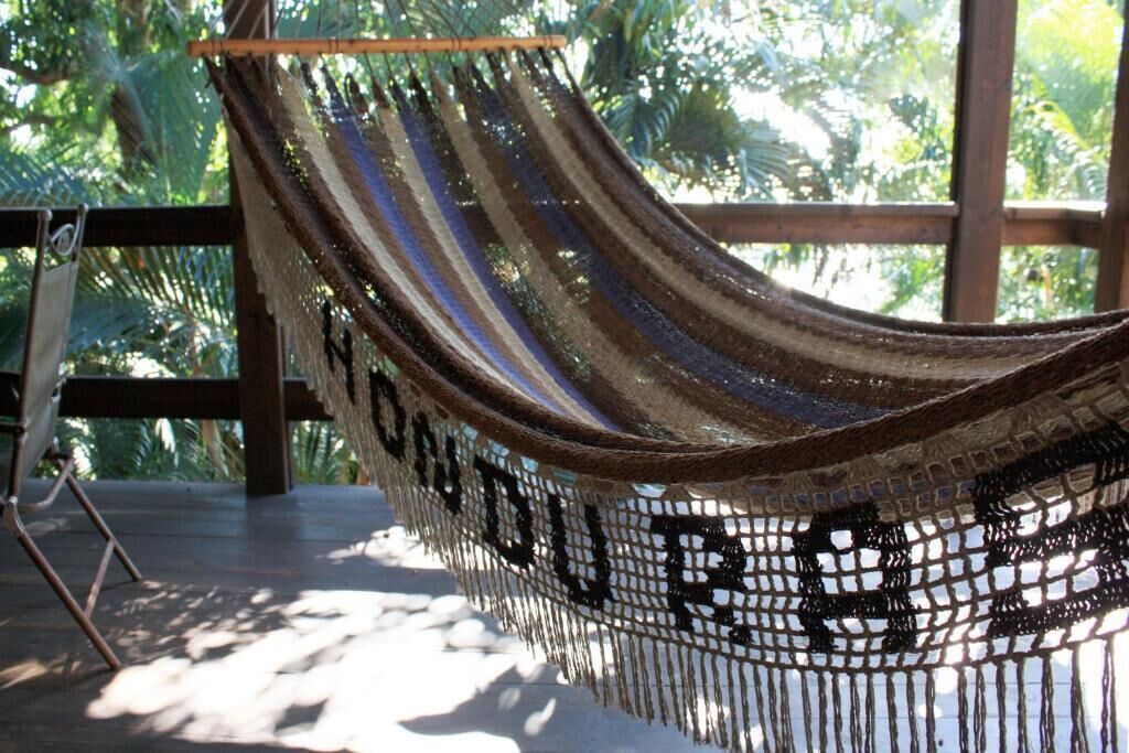 Una hamaca de mimbre, sujeta a una estructura de madera.